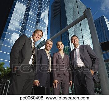 Banco de Imagem - quatro,  businesspeople, 
 ao ar livre, 
 edifícios. fotosearch 
- busca de fotos, 
imagens e clipart