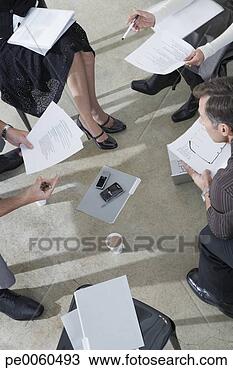 Banco de Imagem - quatro,  businesspeople, 
 dentro,  paperwork. 
fotosearch - busca 
de fotos, imagens 
e clipart