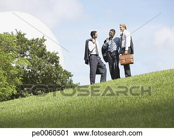 Arquivo de Fotografia - três,  homens 
negócios,  ao 
ar livre,  falando. 
fotosearch - busca 
de fotos, imagens 
e clipart