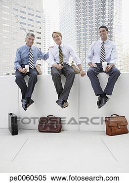Banco de Imagem - três,  homens 
negócios,  ao 
ar livre,  comer, 
 almoço. fotosearch 
- busca de fotos, 
imagens e clipart