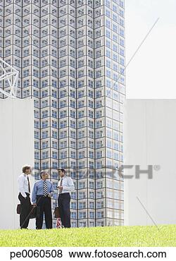 Banco de Imagem - três,  homens 
negócios,  ao 
ar livre,  falando. 
fotosearch - busca 
de fotos, imagens 
e clipart