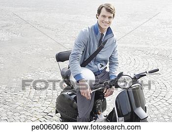 Arquivo de Fotografias - ao ar livre,  
sentando,  scooter, 
 olhar,  câmera. 
fotosearch - busca 
de fotos, imagens 
e clipart
