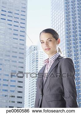 Banco de Imagem - executiva,  ficar, 
 ao ar livre, 
 olhar,  câmera. 
fotosearch - busca 
de fotos, imagens 
e clipart