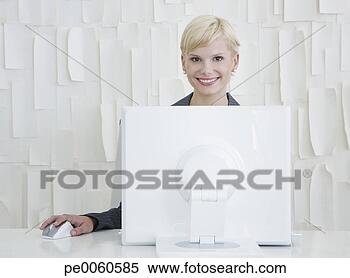 Banco de Imagem - executiva,  sentando, 
 computador,  
escritório. fotosearch 
- busca de fotos, 
imagens e clipart