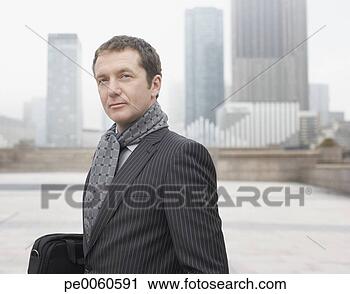 Arquivo de Fotografia - homem negócios, 
 ao ar livre, 
 pasta. fotosearch 
- busca de fotos, 
imagens e clipart