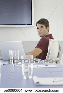 Banco de Imagem - homem negócios, 
 sala reuniões, 
 grande,  televisão. 
fotosearch - busca 
de fotos, imagens 
e clipart