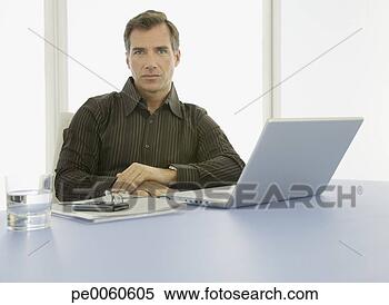 Banco de Imagem - homem negócios, 
 sentando,  sala 
reuniões,  laptop. 
fotosearch - busca 
de fotos, imagens 
e clipart