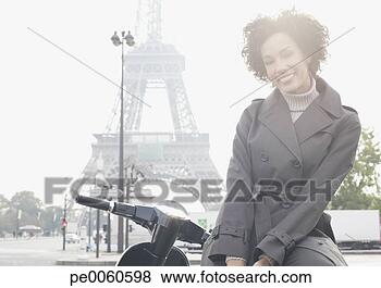Banco de Imagem - mulher,  ao ar 
livre,  sentando, 
 scooter,  eiffel, 
 torre. fotosearch 
- busca de fotos, 
imagens e clipart