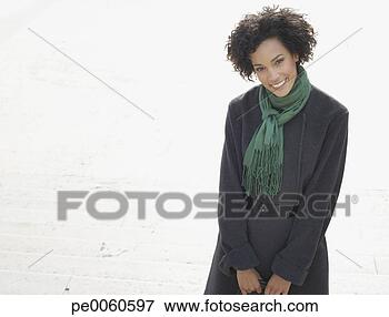 Foto - mulher,  ficar, 
 ao ar livre, 
 olhar,  câmera. 
fotosearch - busca 
de fotos, imagens 
e clipart
