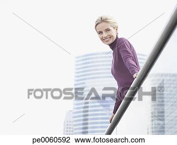 Banco de Imagem - mulher,  ficar, 
 sacada,  ao ar 
livre. fotosearch 
- busca de fotos, 
imagens e clipart