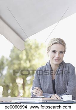 Banco de Imagem - mulher,  sentando, 
 ao ar livre, 
 pátio,  tabela, 
 caderno. fotosearch 
- busca de fotos, 
imagens e clipart
