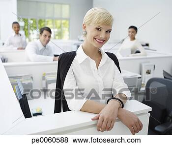 Banco de Imagem - quatro,  businesspeople, 
 escritório,  
olhar,  câmera. 
fotosearch - busca 
de fotos, imagens 
e clipart