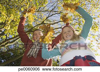 Banco de Imagem - dois,  jovem, 
 crianças,  ao 
ar livre,  tocando, 
 folhas. fotosearch 
- busca de fotos, 
imagens e clipart