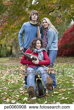 Banco de Imagem - dois,  pessoas, 
 ao ar livre, 
 empurrar,  mulher, 
 carrinho de mão. 
fotosearch - busca 
de fotos, imagens 
e clipart