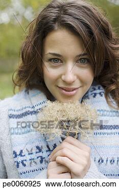 Banco de Imagem - mulher,  ao ar 
livre,  segurando, 
 pedaço,  planta. 
fotosearch - busca 
de fotos, imagens 
e clipart