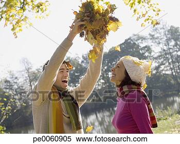 Banco de Imagem - par,  ao ar livre, 
 lago,  tocando, 
 folhas. fotosearch 
- busca de fotos, 
imagens e clipart