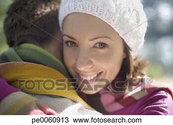 Banco de Imagem - par,  ao ar livre, 
 abraçar. fotosearch 
- busca de fotos, 
imagens e clipart