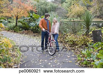 Arquivo de Fotografia - par,  bicicleta, 
 caminho,  ao 
ar livre,  lago. 
fotosearch - busca 
de fotos, imagens 
e clipart
