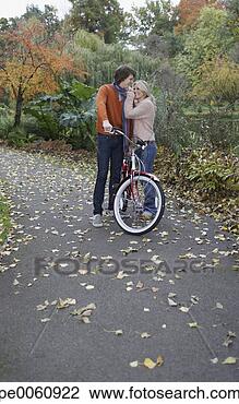 Banco de Imagem - par,  bicicleta, 
 caminho,  ao 
ar livre,  lago. 
fotosearch - busca 
de fotos, imagens 
e clipart
