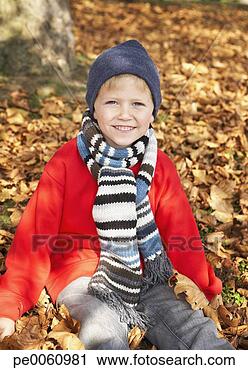 Arquivo de Fotografia - jovem,  menino, 
 ao ar livre, 
 olhar,  câmera. 
fotosearch - busca 
de fotos, imagens 
e clipart