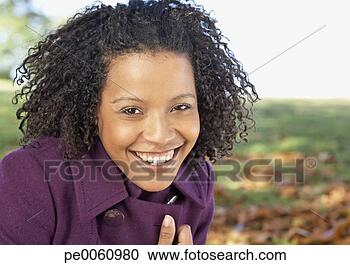 Arquivo de Fotografias - mulher,  ao ar 
livre,  olhar, 
 câmera. fotosearch 
- busca de fotos, 
imagens e clipart