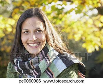 Banco de Imagem - mulher,  ao ar 
livre,  olhar, 
 câmera. fotosearch 
- busca de fotos, 
imagens e clipart