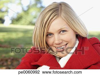 Banco de Imagem - mulher,  ao ar 
livre,  olhar, 
 câmera. fotosearch 
- busca de fotos, 
imagens e clipart