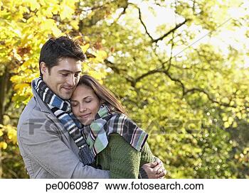 Foto - par,  ao ar livre, 
 abraçar. fotosearch 
- busca de fotos, 
imagens e clipart