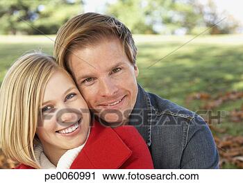 Arquivo de Fotografia - par,  ao ar livre, 
 olhar,  câmera. 
fotosearch - busca 
de fotos, imagens 
e clipart