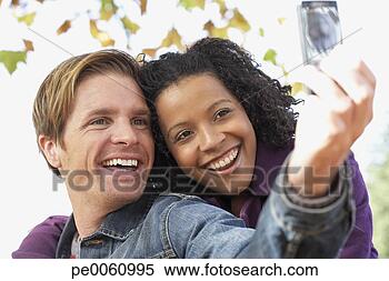 Banco de Imagem - par,  ao ar livre, 
 levando,  quadro, 
 sees,  câmera, 
 telefone. fotosearch 
- busca de fotos, 
imagens e clipart