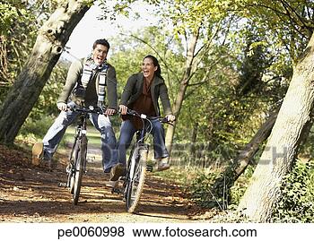 Banco de Imagem - par,  ao ar livre, 
 tendo,  divertimento, 
 montando,  bicycles. 
fotosearch - busca 
de fotos, imagens 
e clipart