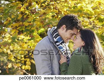 Arquivo de Fotografias - par,  ao ar livre, 
 sendo,  carinhoso. 
fotosearch - busca 
de fotos, imagens 
e clipart