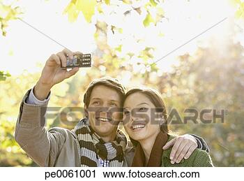 Arquivo de Fotografia - par,  ao ar livre, 
 levando,  quadro, 
 sees,  câmera, 
 telefone. fotosearch 
- busca de fotos, 
imagens e clipart
