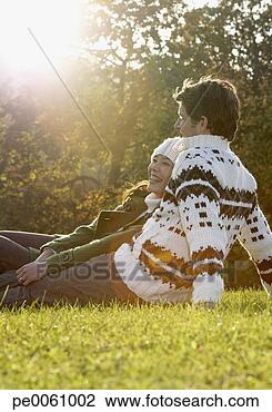 Banco de Imagem - par,  ao ar livre, 
 relaxante,  rir. 
fotosearch - busca 
de fotos, imagens 
e clipart