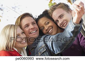 Banco de Imagem - quatro,   amigos, 
  ao ar livre, 
  levando,   quadro, 
  sees. fotosearch 
- busca de fotos, 
imagens e clipart