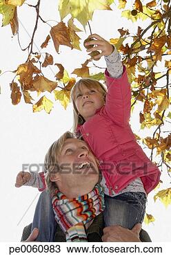 Banco de Imagem - segurando,  cima, 
 jovem,  menina, 
 pico,  algo, 
 desligado,  árvore. 
fotosearch - busca 
de fotos, imagens 
e clipart