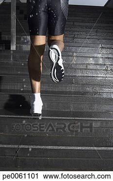 Arquivo de Fotografia - homem,  pernas, 
 ao ar livre, 
 ir,  cima,  molhados, 
 escadas. fotosearch 
- busca de fotos, 
imagens e clipart