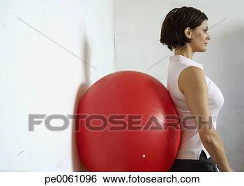 Banco de Imagem - mulher,  ginásio, 
 usando,  pilates, 
 bola. fotosearch 
- busca de fotos, 
imagens e clipart