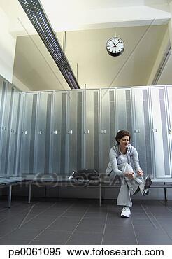 Banco de Imagem - mulher,  locker, 
 sala,  amarrando, 
 cima,  shoelaces. 
fotosearch - busca 
de fotos, imagens 
e clipart