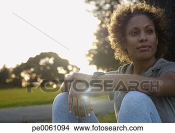 Banco de Imagem - mulher,  sentando, 
 ao ar livre, 
 parque. fotosearch 
- busca de fotos, 
imagens e clipart