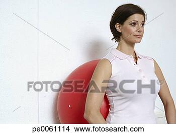 Banco de Imagem - mulher,  usando, 
 pilates,  bola, 
 ginásio. fotosearch 
- busca de fotos, 
imagens e clipart