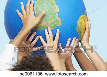 Banco de Imagem - cinco,  crianças, 
 mãos,  dentro, 
 tocar,  globo. 
fotosearch - busca 
de fotos, imagens 
e clipart