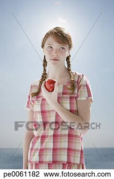 Banco de Imagem - jovem,  menina, 
 ao ar livre, 
 praia,  segurando, 
 maçã. fotosearch 
- busca de fotos, 
imagens e clipart
