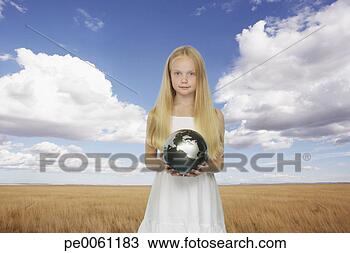 Banco de Imagem - jovem,  menina, 
 ao ar livre, 
 campo,  segurando, 
 prata,  globo. 
fotosearch - busca 
de fotos, imagens 
e clipart