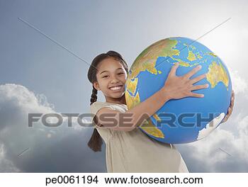 Banco de Imagem - jovem,  menina, 
 ao ar livre, 
 segurando,  grande, 
 globo. fotosearch 
- busca de fotos, 
imagens e clipart