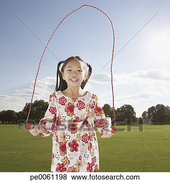 Banco de Imagem - jovem,  menina, 
 ao ar livre, 
 pular,  corda. 
fotosearch - busca 
de fotos, imagens 
e clipart