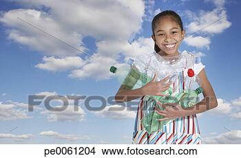 Banco de Imagem - jovem,  menina, 
 ao ar livre, 
 segurando,  vazio, 
 plástico,  garrafas. 
fotosearch - busca 
de fotos, imagens 
e clipart