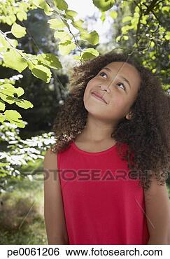 Banco de Imagem - jovem,  menina, 
 ao ar livre, 
 olhar,  cima. 
fotosearch - busca 
de fotos, imagens 
e clipart