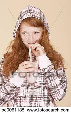 Banco de Imagem - jovem,  menina, 
 dentro,  bebendo, 
 moranguinho, 
 milkshake. fotosearch 
- busca de fotos, 
imagens e clipart