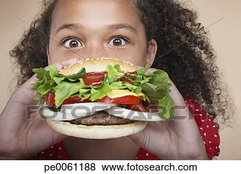 Banco de Imagem - jovem,  menina, 
 dentro,  comer, 
 hamburger. fotosearch 
- busca de fotos, 
imagens e clipart